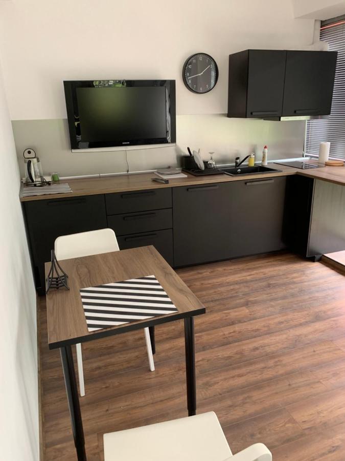 Lilia 3 Self-Check In Apartment With Hot Water Despite Prevention In The Neighborhood, Food And Drink Shop Open Until 10 Pm And Free Parking Area Next Ot 24 Hours Food And Drink Shop And Free Parking Area Sofia Eksteriør billede